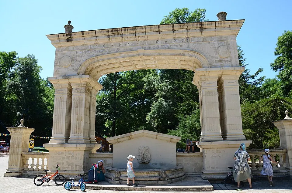 Арка к 145-летию Горячего Ключа