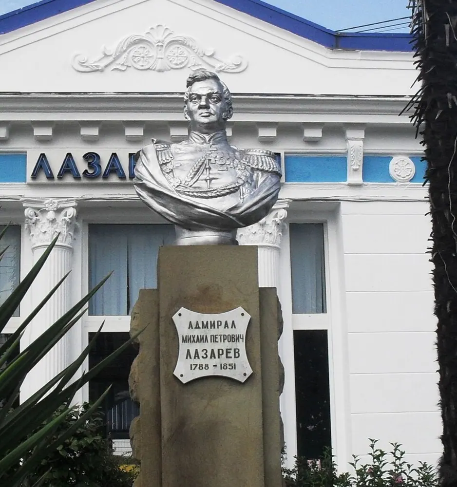 Памятник Михаилу Лазареву