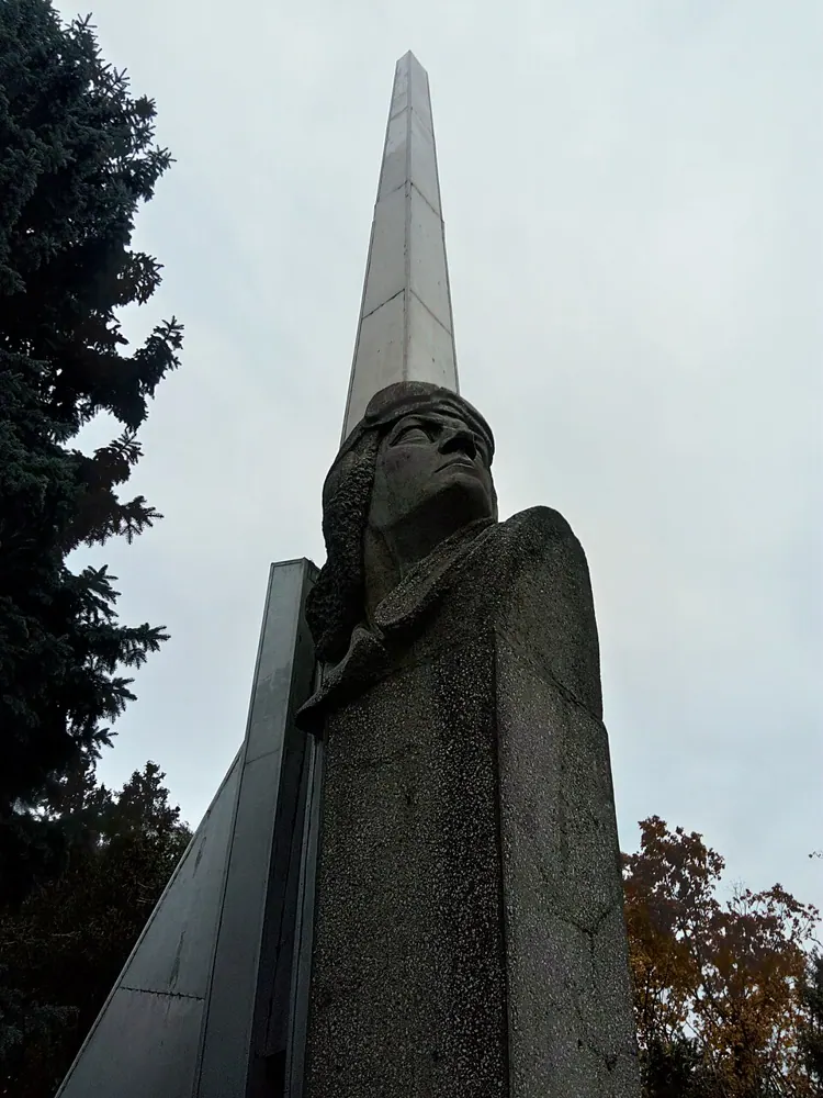 Памятник выпускникам Ейского авиаучилища