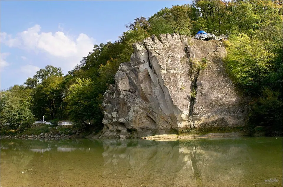 Горячий Ключ: вода и каменный проход