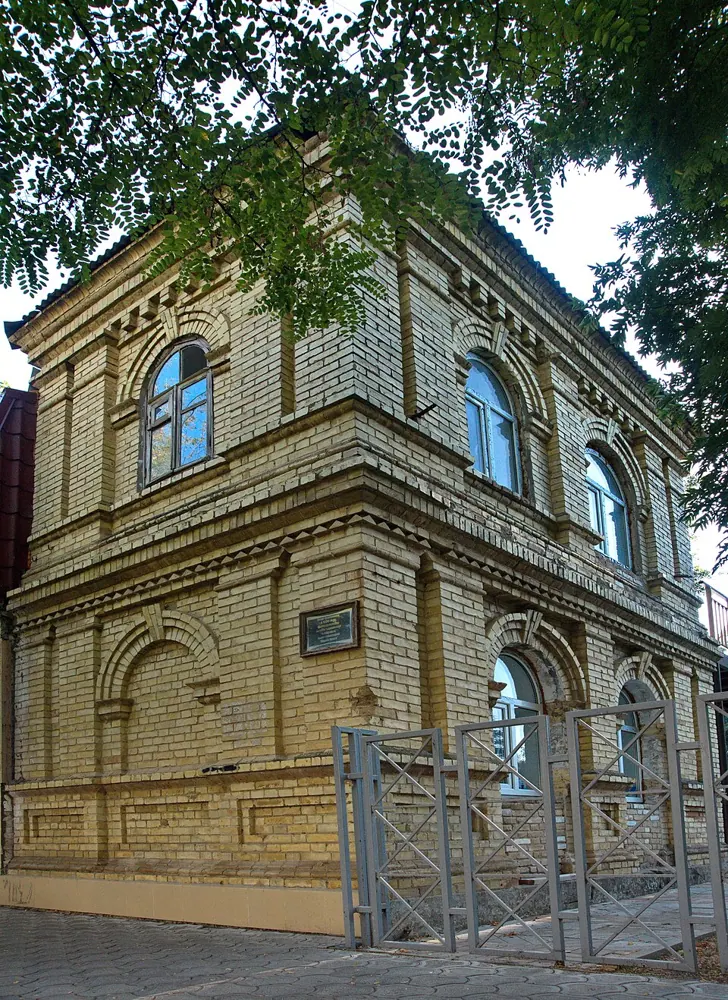 Здание — одна из первых курортных построек города