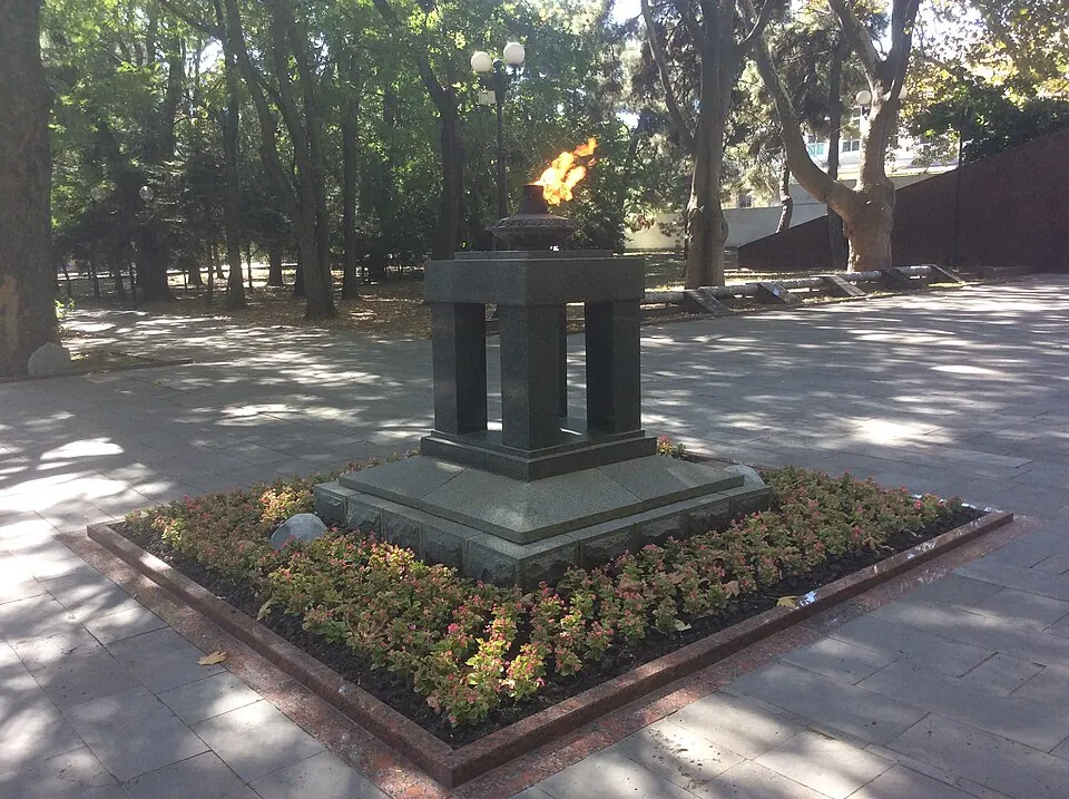Памятник «Вечный огонь» советским воинам, освободившим Новороссийск от фашистких захватчиков