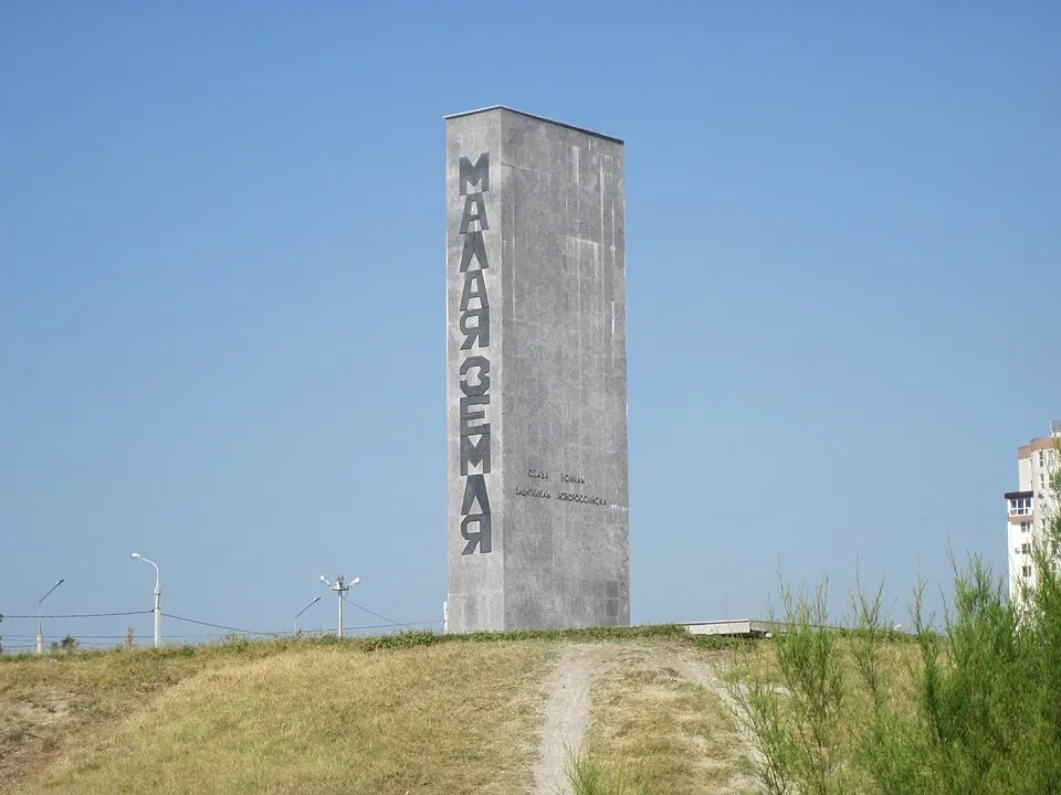 Памятная стела