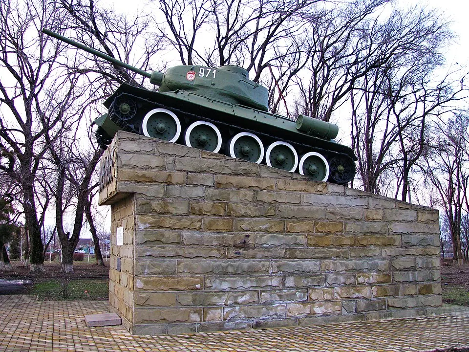 Танк Т-34, установленный в честь павловчан, внесших вклад в строительство танковой колонны «Советская Кубань»