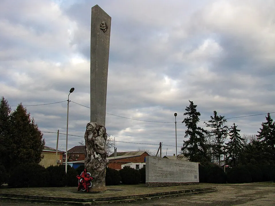 Памятный знак комсомольцам, погибшим в годы в годы Гражданской и Великой Отечественной воин
