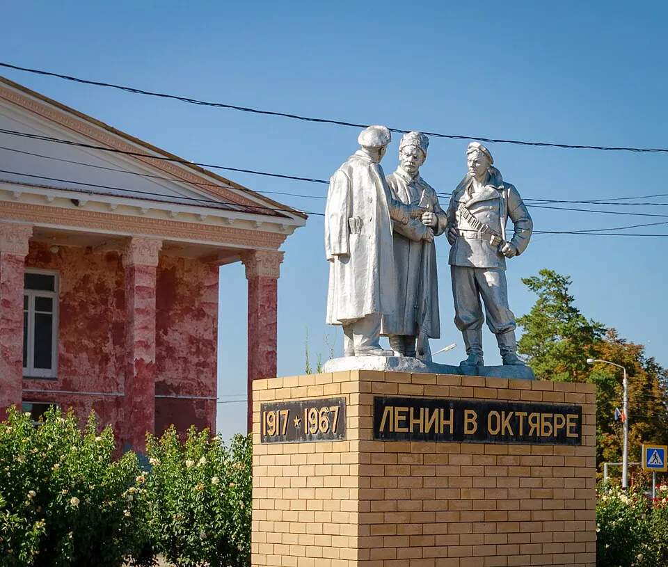 Скульптурная композиция «Ленин в Октябре»