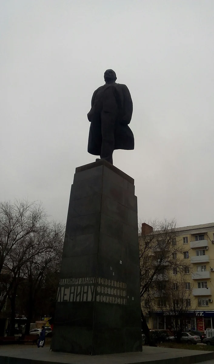 Памятник Ленину на площади Ленина в Ростове-на-Дону