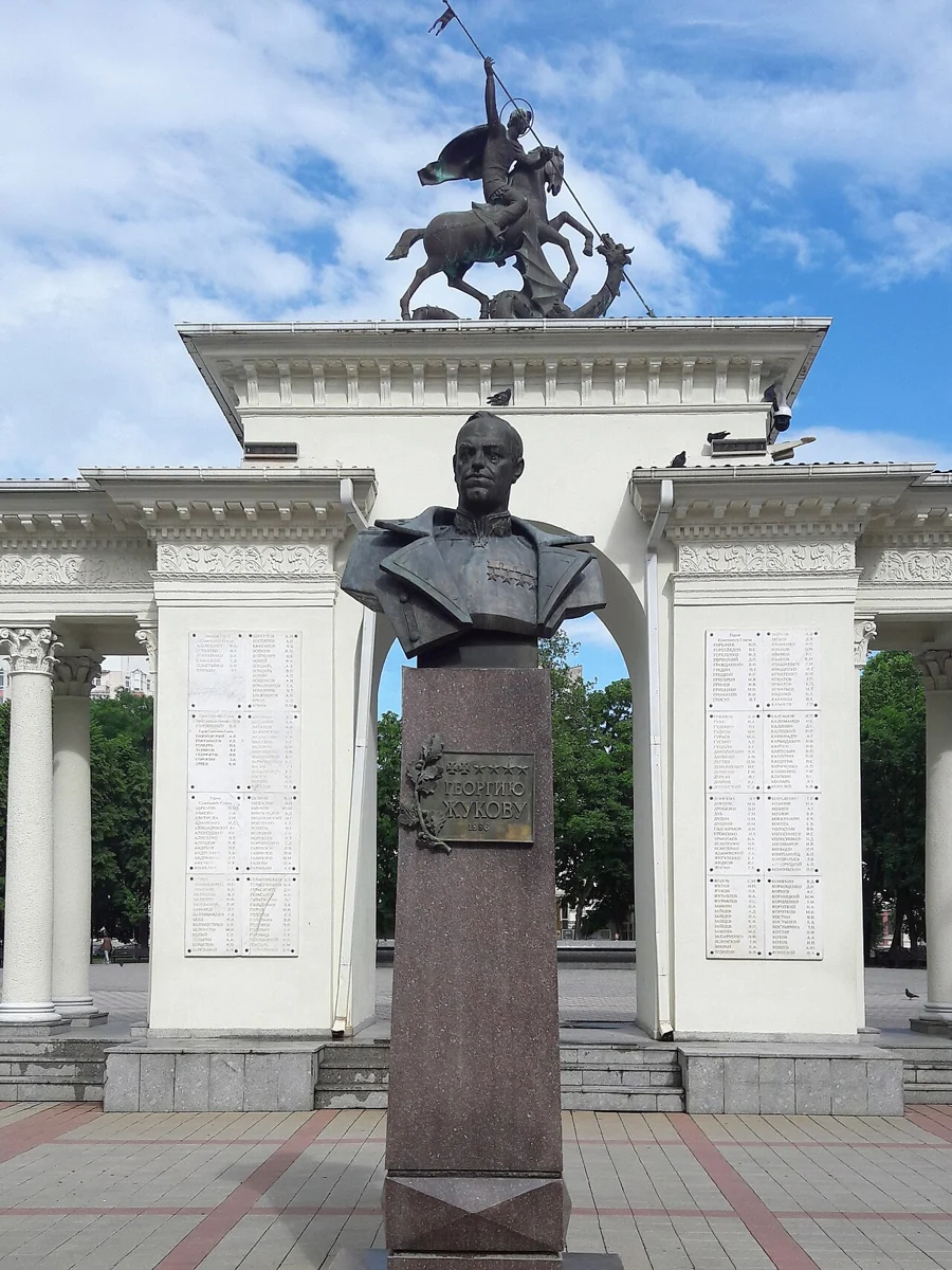 памятник маршалу Жукову