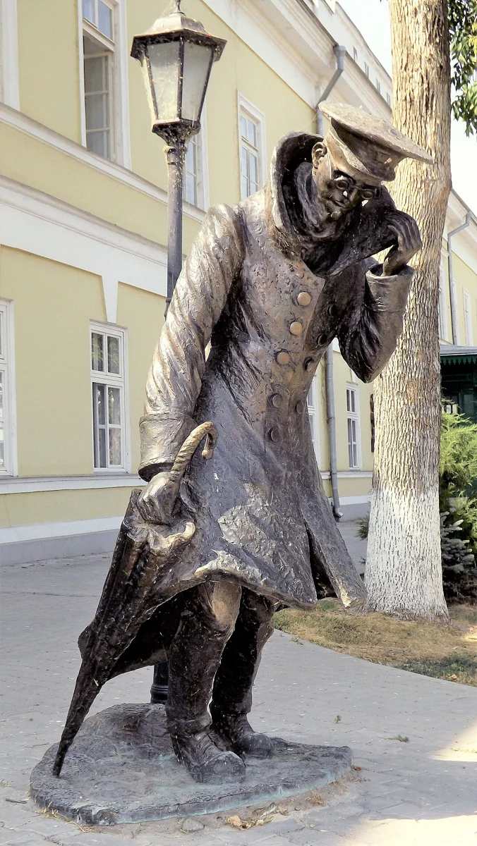 Скульптура «Человек в футляре»