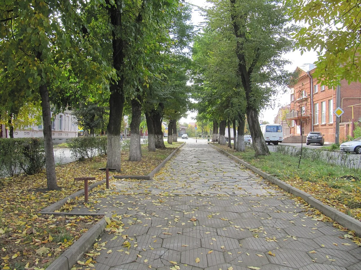 Бульвар по улице Титова