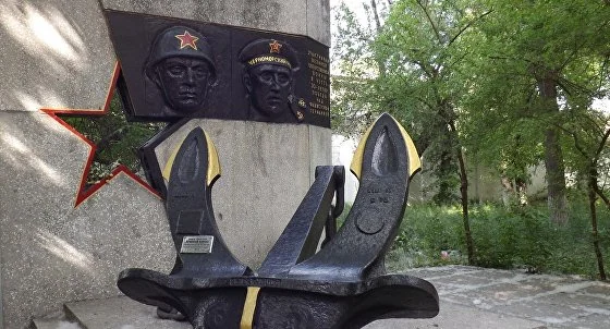 Памятник в честь 30-летия Великой Победы