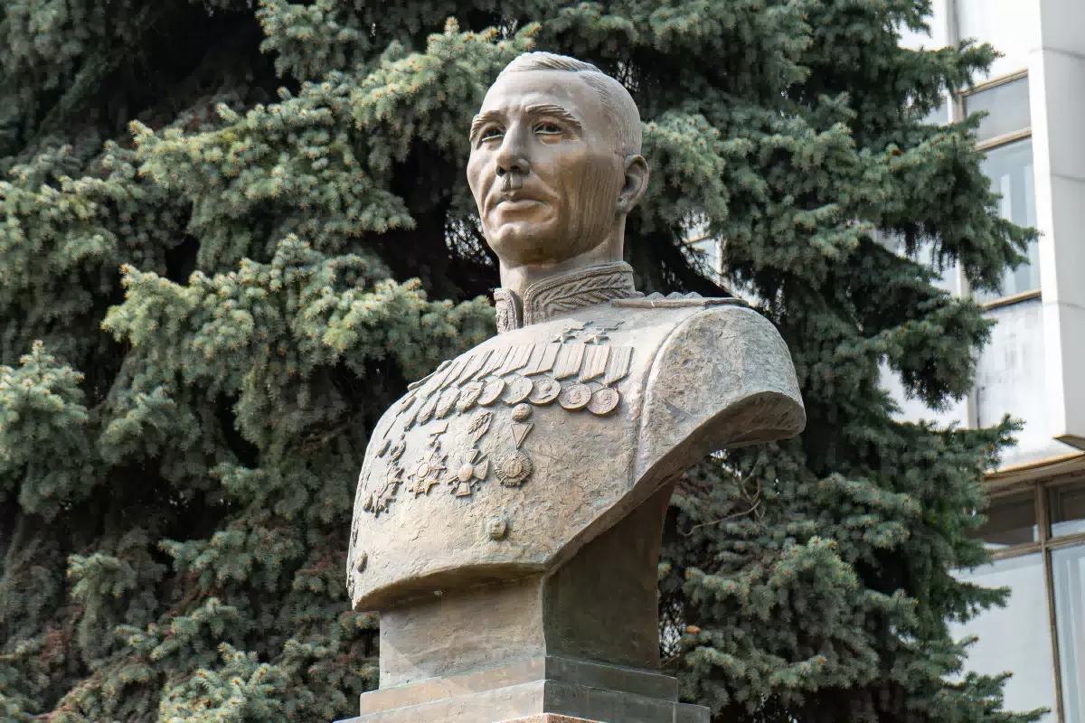 Бюст генерала Исса Плиева