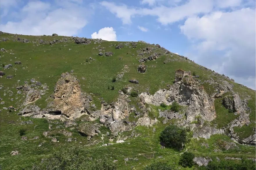 Наскальная крепость, с. Кадат