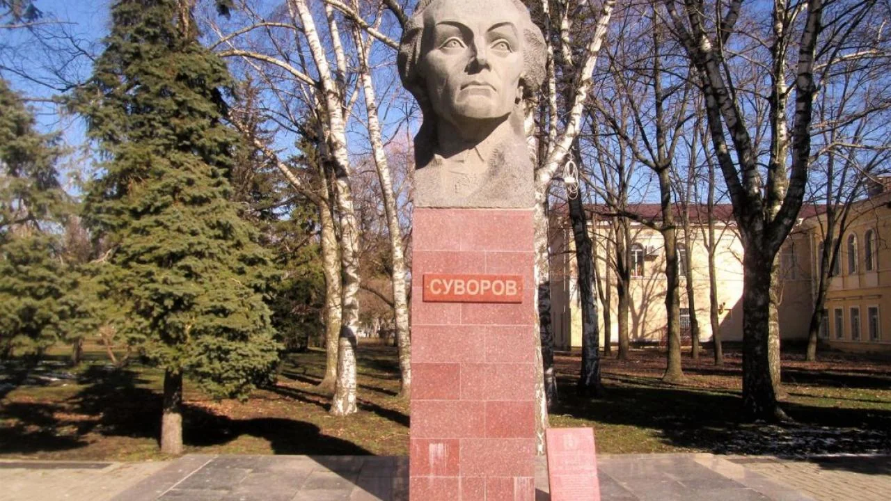 Памятник Суворову