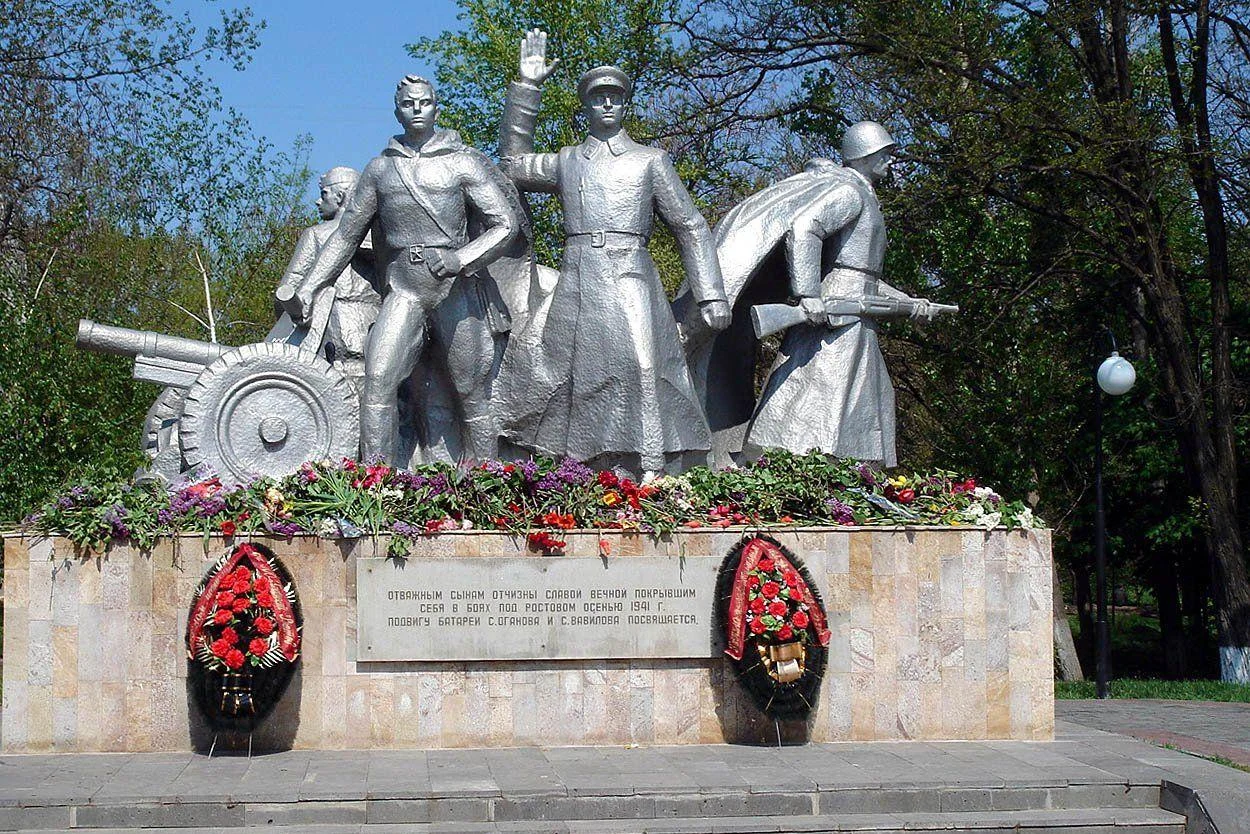 Памятник артиллеристам батареи С. Оганова и С. Вавилова