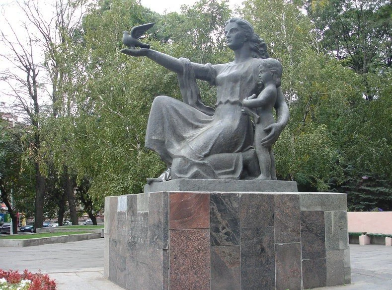 Скульптурная композиция "Мать и дитя"