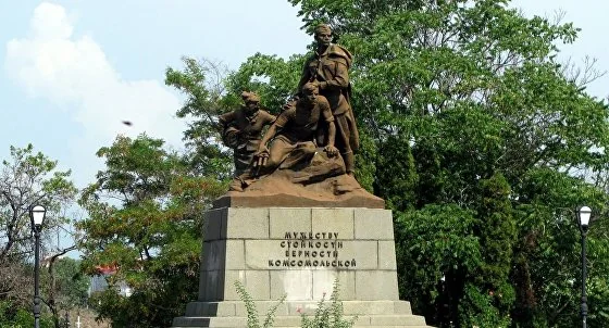 Памятник комсомольцам