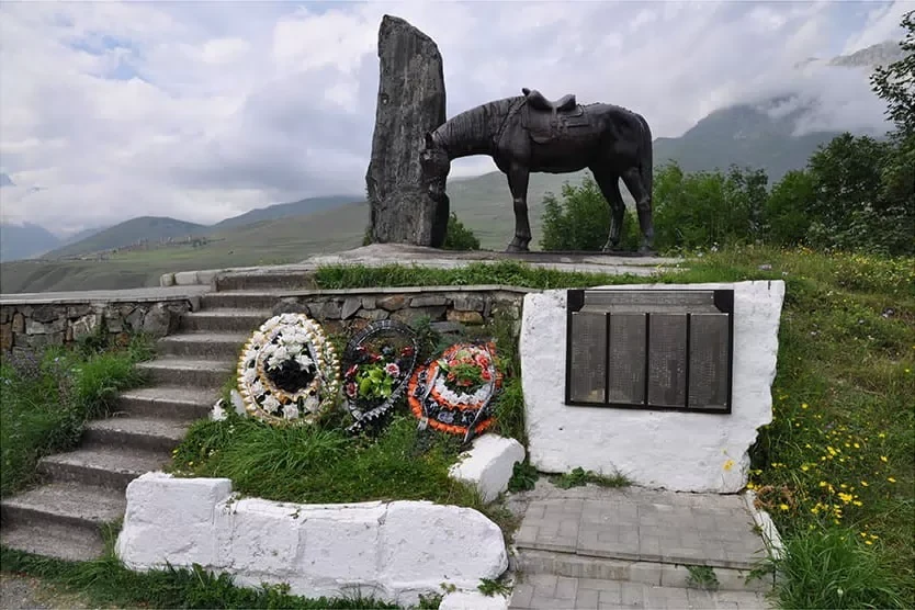 Памятник куртатинцам, павшим на фронтах Великой Отечественной войны, с. Барзикау