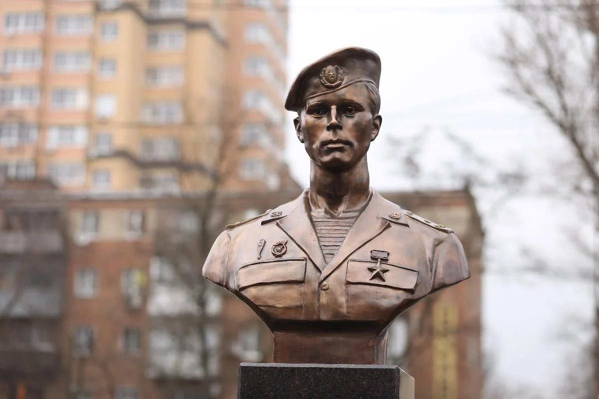 Бюст Героя России Д. В. Петрова