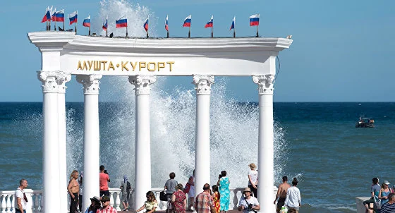 Ротонда с надписью «Алушта-курорт»