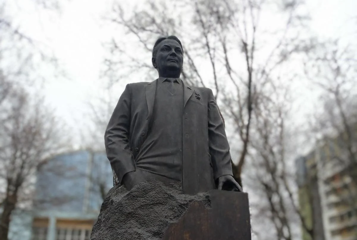 Памятник почётному гражданину города И. Бондаренко