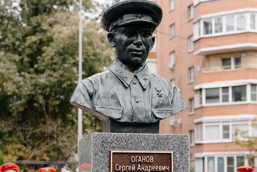 Бюст Герою СССР Оганову С.А.