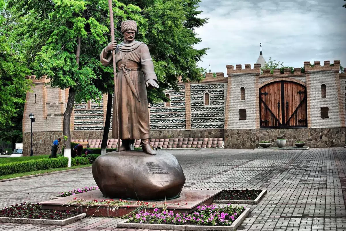 Памятник Дзаугу Бугулову