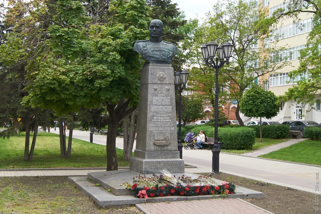 Памятник Д.Д. Лелюшенко