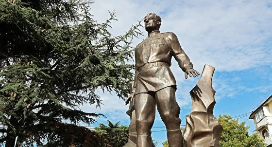 Памятник Амет-Хану Султану