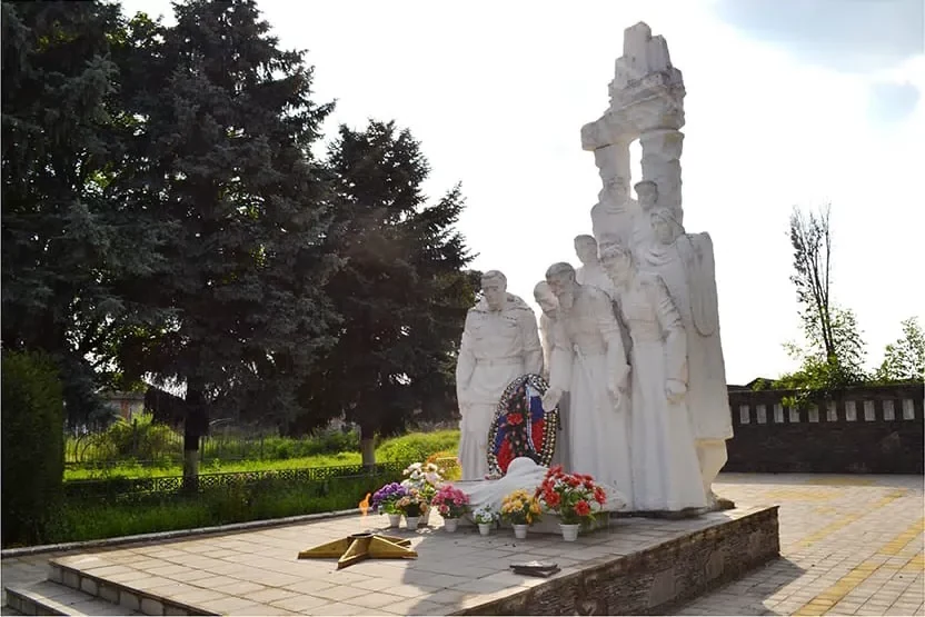 Памятник односельчанам, павшим на фронтах Великой Отечественной войны, с. Хумалаг 