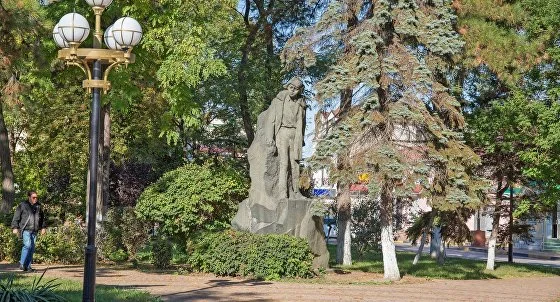 Памятник Володе Дубинину