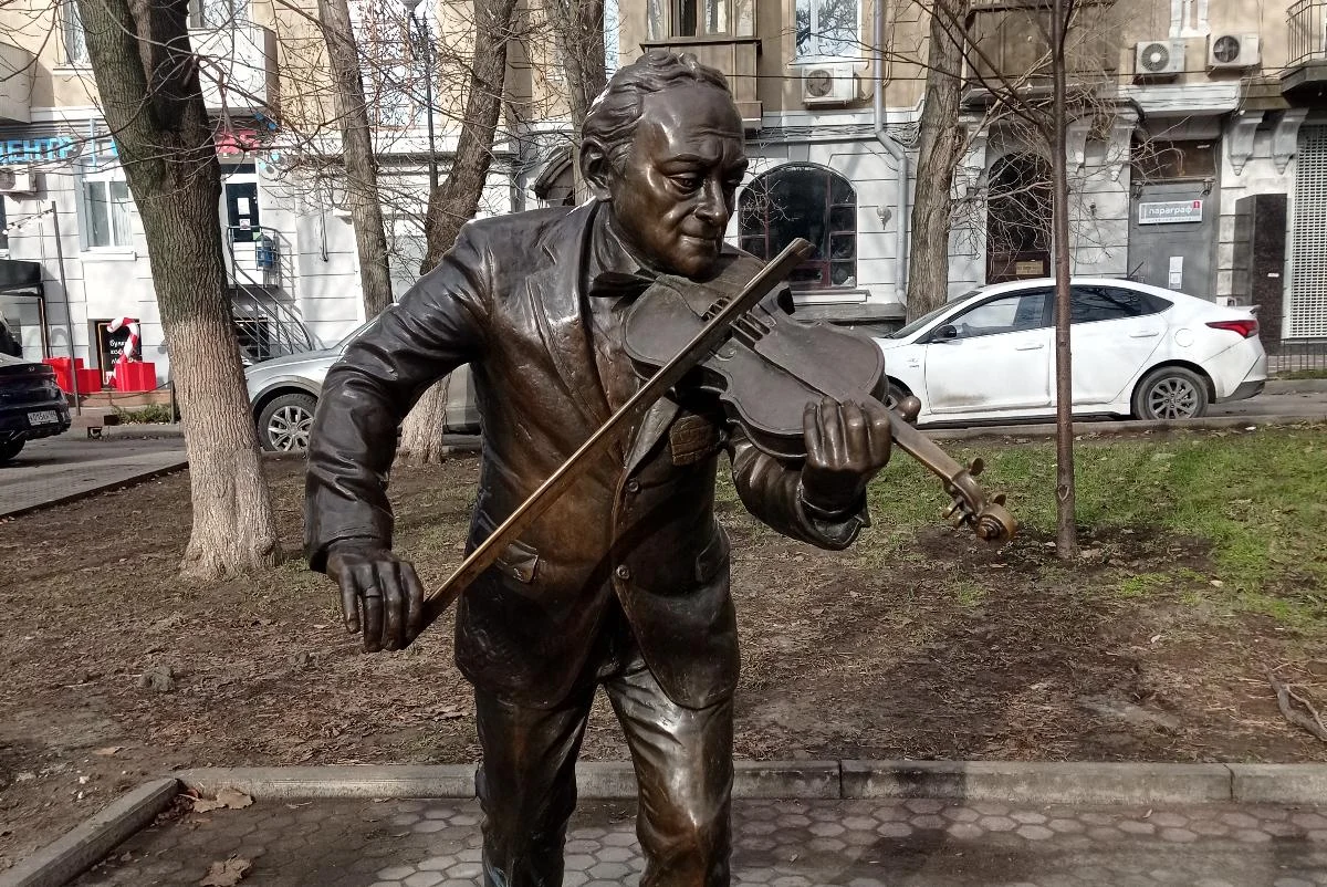 Памятник Скрипачу Моне