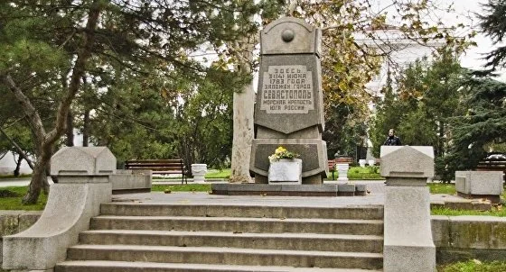 Памятник в честь 200-летия основания Севастополя