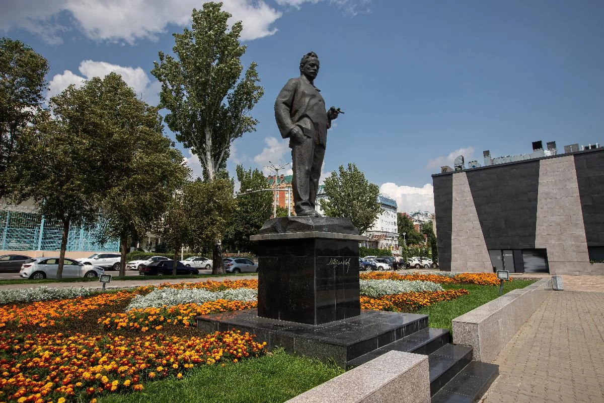 Памятник М. А. Шолохову