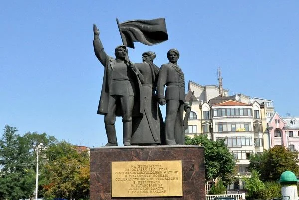 Скульптурная композиция "Митинг"