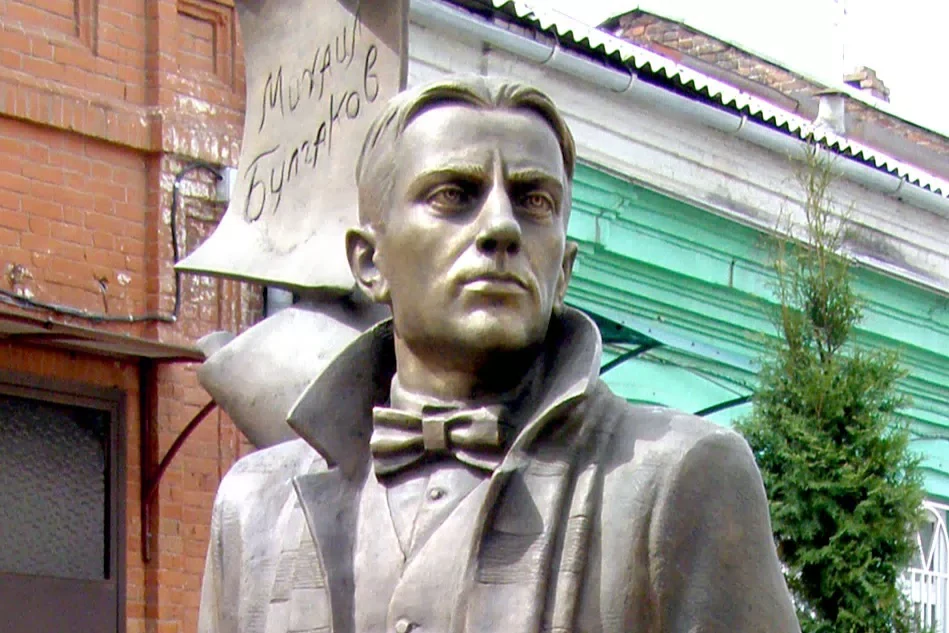 Памятник Михаилу Булгакову