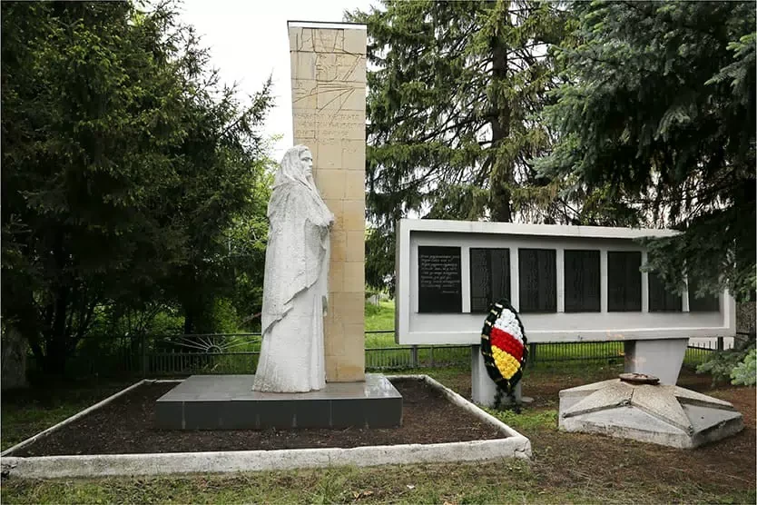 Памятник односельчанам, павшим на фронтах Великой Отечественной войны, с. Ольгинское 