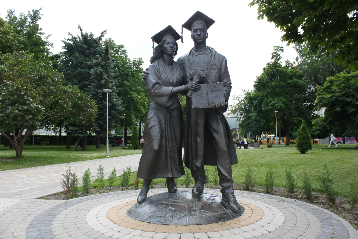 Скульптура "Выпускники"