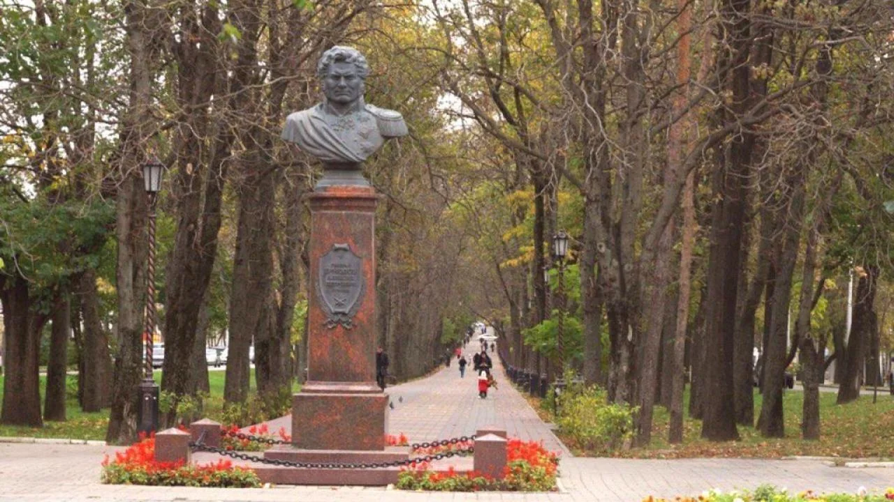Памятник генералу Алексею Петровичу Ермолову на бульваре им. Генерала Ермолова А.П