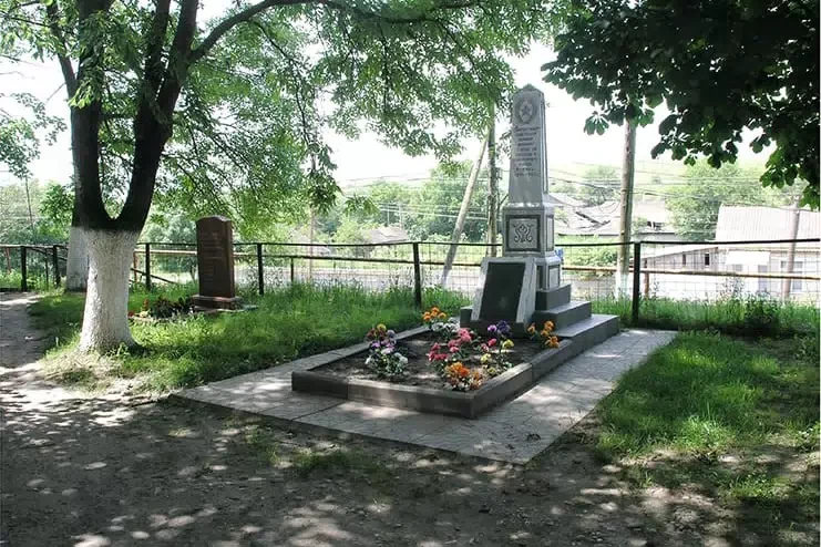 Мемориал: Братская могила воинов, павших в 1942 г., и памятная стела казакам — защитникам целостности России, с. Батако