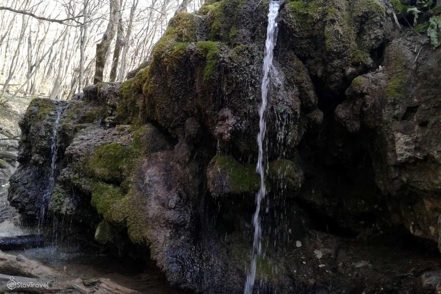 Водопад у травертинового источника