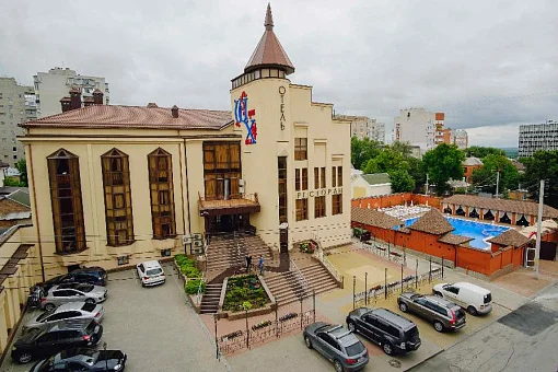 Шери Холл 4*