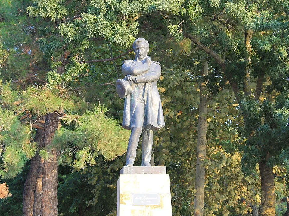 Памятник Лермонтову