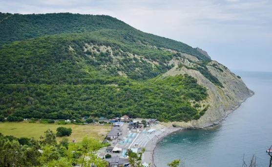 Отдохнуть на галечном берегу бухты