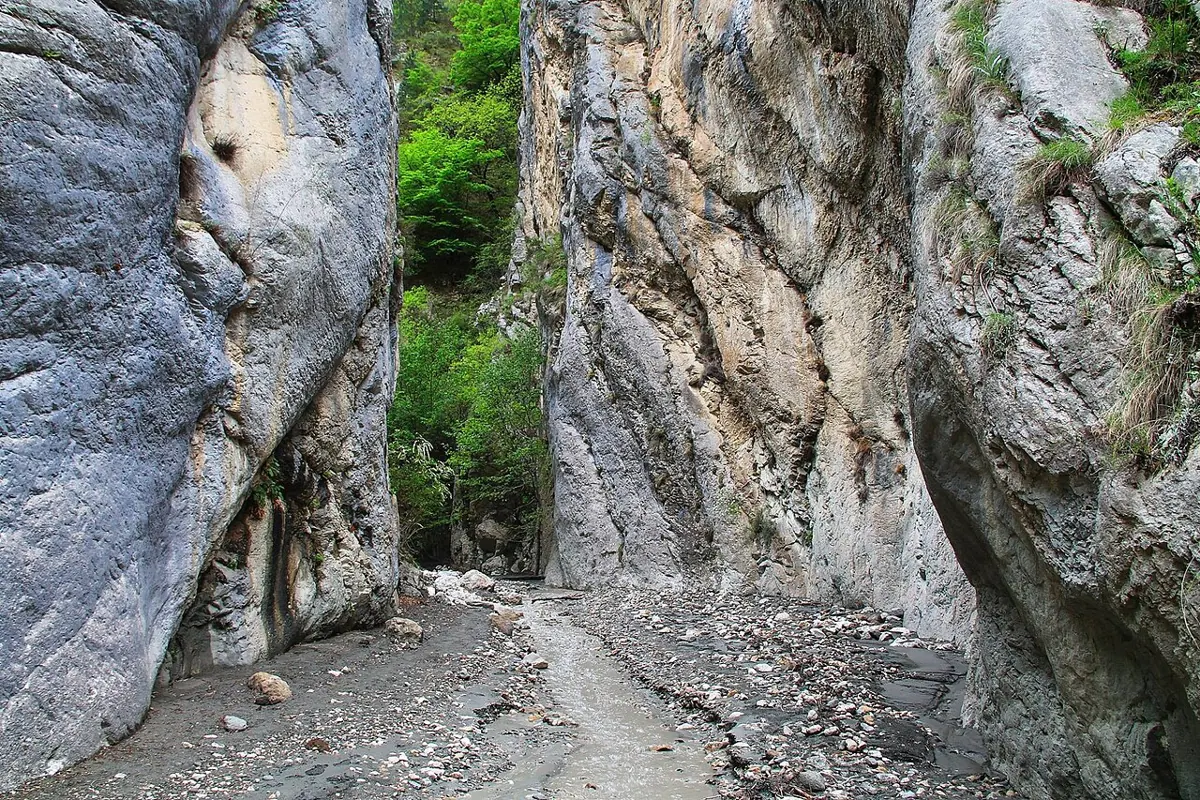 Карадахская теснина: каменный коридор